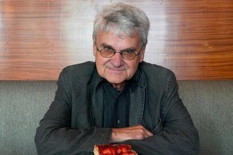 Interview mit Bernd-Lutz Lange: So viel Glück in der Sowjetunion - Bernd-Lutz Lange sitzt in einem Café in Leipzig vor einem Stück Erdbeertorte. Zu DDR-Zeiten wurden in Leipziger Cafés immer die neuesten politischen Witze erzählt. In den Leipziger Kabarettprogrammen durften solche Witze allerdings nicht erzählt werden. Die Shows mussten von staatlicher Seite abgenommen werden und wurden zudem sehr oft zensiert. 