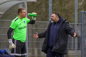 Interview mit dem Vereinschef vor Duell mit Budissa Bautzen: Steckt noch etwas Steve Dieske im aktuellen VfB Empor Glauchau? - In der Saison 2023/24 hatte Steve Dieske (rechts/im Gespräch mit Torwart Dominik Reissig) das Traineramt beim VfB Empor – damals noch in der Sachsenliga – inne. Am Sonntag kehrt er mit Bautzen für ein Oberliga-Duell in den Sportpark zurück.
