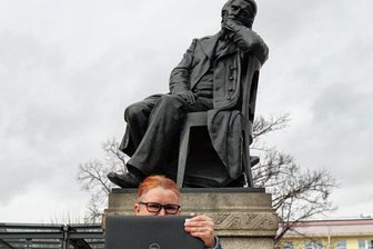 Interview mit der künstlichen Intelligenz Chat-GPT: Kann sie so tun, als wäre sie Robert Schumann? - Interview mit einem Komponisten: Per Laptop schafft das Sara Thiel auch mit dem vor mehr als 200 Jahren geborenen Robert Schumann - eine künstliche Intelligenz macht es möglich.