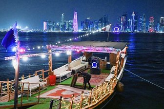 Interview mit Politikwissenschaftler Nicolas Fromm - Wo Kritik an Fußball-WM-Austragungsland Katar berechtigt oder überzogen ist - Eine Dhau, ein Segelschiffstyp, liegt vor der Skyline von Doha, der Hauptstadt von Katar. Am Sonntag beginnt hier mit dem Eröffnungsspiel die Fußball-Weltmeisterschaft. 