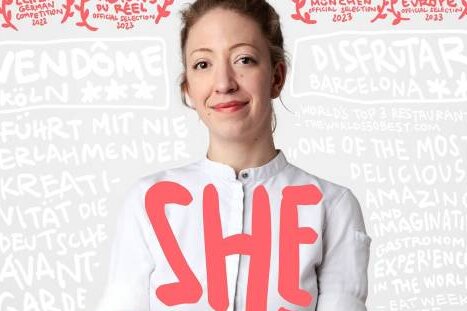 Interview mit Spitzenköchin Agnes Karrasch: "Meine Leidenschaft ist mein Beruf" - Weiß, wo es in der Küche langgeht: Spitzenköchin Agnes Karrasch auf dem Plakat des Dokumentarfilms "She Chef", der Einblick in ihre Arbeit gibt. 