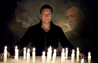 Tenor Björn Casapietra ist wieder mit seiner "Christmas Lovesongs"-Tour unterwegs und freut sich nach Jahren coronabedingter Pause auf sein Publikum.