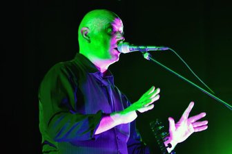 Interview zu 40 Jahren Sandow: Alle Phasen von Lästigkeit! - Sandow-Sänger Kai-Uwe Kohlschmidt live auf der Berliner Volksbühne.