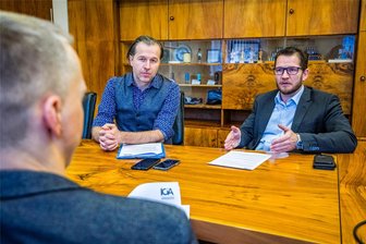 Interview zu Protesten im Erzgebirge: „Politik nimmt immer mehr Einfluss auf Unternehmen“ - Wie geht es den Unternehmern im Erzgebirge aktuell? Wie sehen sie die Proteste? Iga-Koordinator Alexander Fuchs (l.) und Iga-Präsident Marcel Koch im Gespräch mit „Freie Presse“.