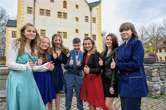 Interview zum Beginn der Jugendweihe-Saison: "Eltern haben heute mehr Mitspracherecht" - Im Wasserschloß fanden die ersten Jugendweihen statt. Die Diesterweg-Oberschule gehörte dazu. Im Bild (v.l.n.r.): Lynette Kuhn, Nadin Kamprath, Alina Fiedler, Angelo Horniak, Yvonne Beddies, Lina Dörrleder und Lucienne Uhlmann. 