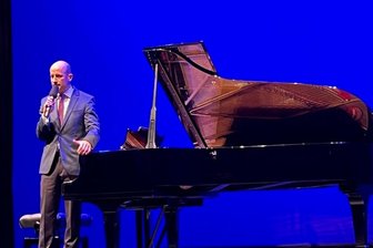 Intime Klänge des Trostes und der Geborgenheit - Generalmusikdirektor Guillermo García Calvo war sichtlich bewegt, als er im Opernhaus in die Kompositionen seiner Soiree einführte und besonders die Solidarität mit der Ukraine betonte.