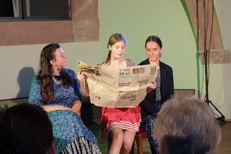 Intrigen und Mordpläne auf Schloss Rochlitz - Lena Eisenschmidt, Lilly Leißner und Hannah Veit (v.l.) zählten zu den Akteuren des vierten Theatersonntags auf Schloss Rochlitz.