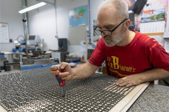 Investition im Erzgebirge: Stanzformen aus Geyer boomen - Diese Stanzform aus dem Werk der Marbach-Gruppe in Geyer kommt später bei der Produktion eines 2000-Teile-Puzzles zum Einsatz. Die Arbeit an dem Einzelstück dauert mehrere Wochen. Im Bild: Udo Küchler.