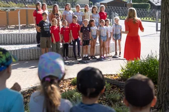 Investition in die Zukunft: Stadt im Erzgebirge erhält gut 1,7 Millionen Euro - Kinder aus der Grundschule Thum hatten für die Feierstunde zur Fördermittelübergabe ein kleines Programm mit Musik und Tanz vorbereitet.