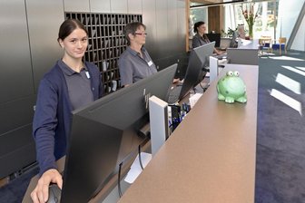 Investition in Rezeption, Bar und Kamin-Lounge: Viel Neues in Eibenstocker Hotel - Die Rezeption im Hotel Am Bühl in Eibenstock wurde neu gestaltet.