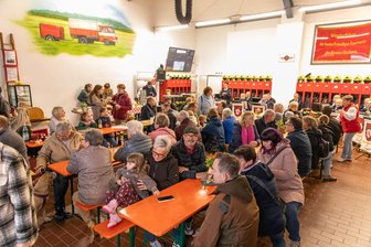 Investition in Zukunft: Feuerwehr feiert Neubau im Erzgebirge - Viel Betrieb herrschte zum Feuerwehrfest in Niederdorf in der Fahrzeughalle.