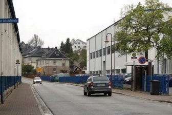 Investition von 12,5 Millionen Euro: Automobilzulieferer Meleghy bleibt doch in Bernsbach - Zweigeteilt: Das Werk von Meleghy Automotive in Bernsbach wird von der Straße der Einheit durchschnitten.