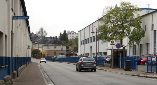 Investition von 12,5 Millionen Euro: Automobilzulieferer Meleghy bleibt doch in Bernsbach - Zweigeteilt: Das Werk von Meleghy Automotive in Bernsbach wird von der Straße der Einheit durchschnitten.
