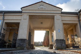 Investitionen auf dem Plauener Hauptfriedhof: Das ist geplant - Auf dem Plauener Hauptfriedhof werden Asphaltwege saniert.