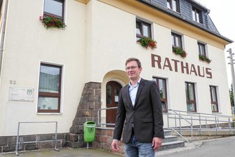 Investitionen in Claußnitz: Spielplatz und Löschwasserbehälter in Aussicht - Bürgermeister Andreas Heinig am Rathaus von Claußnitz. Der Gemeinderat bereitet den Haushaltsplan für 2024 vor.