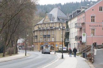 Investitionen, Schulden, Steuern: So plant Bad Elster für dieses Jahr - In Bad Elster, hier ein Blick in die Badstraße, fließt dieses Jahr viel Geld in die Infrastruktur. Top-Investition ist der Breitbandausbau.