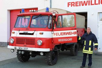 Investitionsstau im Gerätehaus wächst: Wählt die Feuerwehr bald selbst den Notruf? - Die Helfer aus Beiersdorf rücken noch mit einem 36 Jahre alten Fahrzeug aus. Für die Ersatzbeschaffung erhalten Gemeindewehrleiter Jan Blechschmidt und seine Kollegen eine finanzielle Unterstützung. 