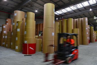 Auch im Warenausgang der Papierfabrik Kübler und Niethammer in Kriebethal geht die Arbeit nach dem Insolvenzverfahren weiter.