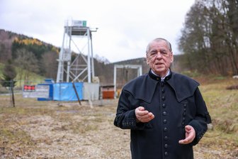Investor plant mit Milliarden-Gewinn: Wolfram-Bergwerk im Erzgebirge soll 2027 Betrieb aufnehmen - Klaus Grund, Vorstand der Saxony Minerals & Exploration AG, vor dem Förderturm des Versuchsschachts. Der Schacht soll künftig der Belüftung dienen.