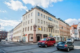Investor saniert alte Sparkasse in Aue für acht Millionen Euro - Blick auf die frühere Kreissparkasse an der Goethestraße in Aue. Ein Investor will das Gebäude, das seit einigen Jahren weitgehend leer steht, nun sanieren.