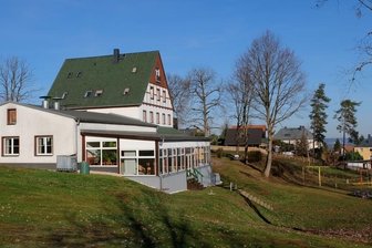 Investor stellt Pläne für Schulungszentrum vor - Im Areal der "Walderholung" in Hohndorf - hier die rückwärtige Ansicht - sollen drei Flachbauten entstehen. Geplant ist, diese als Weiterbildungsort für Erzieher und für Schulklassen zu nutzen. 