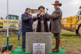 Investoren legen Grundstein für Westernstadt im Erzgebirge - Geyers Bürgermeister Harald Wendler (l.) sowie die Investoren Andreas Hofmann und Tonio Werl (r.) bei der Grundsteinlegung für die neue Westernstadt "Old Miners Creek". Sie entsteht nahe dem Freizeitbad Greifensteine.