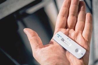 Inzidenz im Vogtland springt auf über 800 - Amt meldet weiteren Corona-Todesfall - Allein am Mittwoch meldete das Gesundheitsamt des Vogtlandkreises 430 Neuinfektionen.