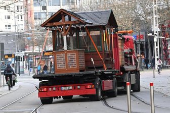 Inzidenz über 900 - Neue Einschränkungen - Abbau: Nach und nach werden die Buden des Weihnachtsmarktes abtransportiert. Spätestens Anfang kommender Woche sollen die Arbeiten beendet werden und der Wochenmarkt auf den Markt zurückkehren - laut OB Schulze ergänzt um einige weihnachtliche Angebote.