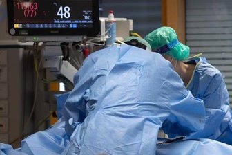 Inzidenz und Neuinfektionen: Aktuelle Corona-Daten aus Sachsens Gemeinden - Medizinisches Personal legt auf einer Intensivstation einem Covid-19-Patienten einen Zugang für die künstliche Beatmung.
