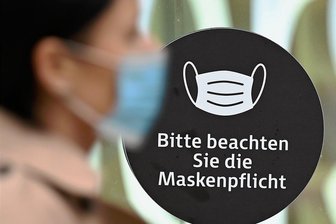 Inzidenzwert steigt im Erzgebirge über 10: Was das für den Kreis bedeutet - Bleibt der Inzidenzwert fünf Tage lang über 10, dann gilt: Maskenpflicht in Geschäften und im Freien, wenn der Mindestabstand von 1,5 Metern nicht eingehalten werden kann. Foto: Arne Dedert/dpa
