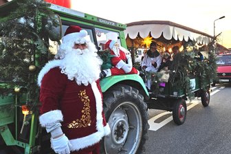 Inzwischen Tradition am 3. Advent: Weihnachtstraktor fährt am Sonntag durch Schneppendorf - Schon in den vergangenen drei Jahren war der geschmückte Kremser in Schneppendorf unterwegs.