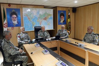 Iran am Scheideweg: Interne Machtkämpfe und internationale Spannungen eskalieren - Der Oberbefehlshaber der iranischen Armee, General Amir Hatami (Mitte), spricht mit hochrangigen Militärs. An der Wand hängen Porträts des verstorbenen Revolutionsführers Ajatollah Ruhollah Chomeini (links) und dessen Nachfolger Ajatollah Ali Chamenei.