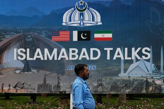 Iran hat Chance vertan - Ein Polizeibeamter geht vor einem Medienzentrum an einer Plakatwand zu den Verhandlungen zwischen den USA und dem Iran vorbei. Foto: Anjum Naveed/AP/dpa