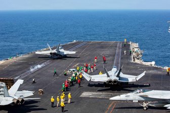 Iran-Krieg: Bomben und Raketen für den Wandel? - F-18-Kampfjets starten am Samstag vom Deck des US-Flugzeugträgers „Abraham Lincoln“ zur Unterstützung des Angriffs auf den Iran.