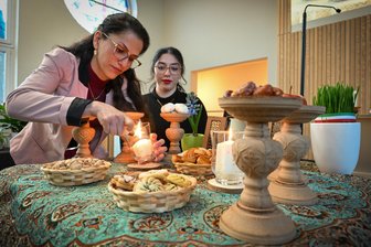 Iraner aus Chemnitz über den Krieg: Hoffen auf die Revolution und Bangen um die Familie - Massumeh Banbertina und Tochter Narges Beheshti am traditionellen Haft Sin.