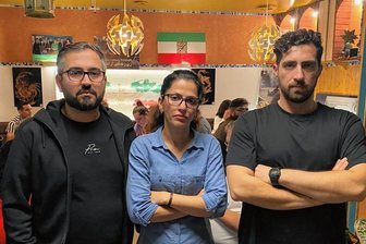 Iraner in Chemnitz: "Wir haben Angst um unsere Familien" - Avat Hosseinikakehrash, Massumeh Banbertina und Farid (von links) kommen aus dem Iran. Die Situation in ihrer Heimat lässt sie kaum noch schlafen.
