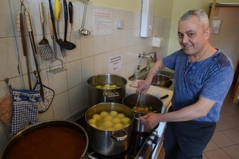 Iraner kocht für Brotkorb-Besucher im Vogtland - Ahmad Asadi kochte für die Freie evangelische Gemeinde.