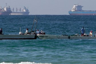 Irankrieg: Donald Trump in einer Sackgasse - Im Hintergrund dieser Fischerboote in den Vereinigten Arabischen Emiraten sieht man riesige Öltanker, die durch die Straße von Hormus gefahren sind, als diese noch offen war.