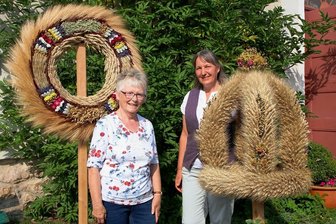 Irfersgrüner Landfrauen binden bis kurz vor Wettbewerbsende - Kristian Müller (links) band den schönsten Kranz, Cornelia Hackel die schönste Krone.