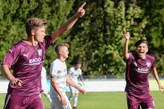 Irfersgrün ist nicht aufzuhalten - Er trifft und trifft und trifft. David Landmesser (links) erzielte am Sonntag für seinen BSV Irfersgrün beim 4:1-Sieg gegen den FC Werda seine Saisontore 11, 12 und 13. Mit dem Dreierpack hatte der erst im Sommer vom SV Fronberg Schreiersgrün gekommene Angreifer großen Anteil am Irfersgrüner Sieg. 