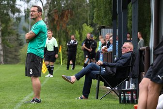 Irfersgrün muss nach glücklichem Klassenerhalt in der Fußball-Sachsenklasse von vorne anfangen – So will es der neue Trainer angehen - Verantwortung abgegeben: Irfersgrüns neuer Trainer Denny Bleich (links) beim Testspiel gegen Bad Brambach. Sein Vorgänger Thomas Pfefferkorn (dahinter) beobachtet das Geschehen nur noch.