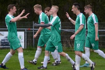Irfersgrün springt in die Meisterrunde - Die Spieler des BSV Irfersgrün bejubeln den spielentscheidenden Treffer zum 3:0 durch Robert Höfner(Dritter von rechts) gegen den 1. FC Rodewisch. Damit war das Ticket zur Meisterrunde für den BSV gelöst.