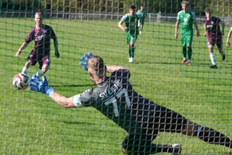 Irfersgrüner Fußballer halten Spitzenmannschaft Reichenbrand erfolgreich in Schach - Macht hier den entscheidenden Treffer: Robert Höfners (links) Elfmeter pariert zwar der Reichenbrander Torhüter Robin Köpsel, doch beim Nachschuss ist er machtlos.