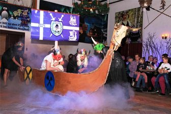 Irfersgrüner Narren feiern am kalten Nordpol - Der Beutezug der Wikinger ins woke Berlin ist den Mannsbildern nicht gut bekommen.