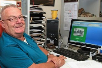 Irfersgrüner Ortschronist wandelt auf adligen Spuren - Peter Burkhardt mit dem Cover seines Buches auf dem Bildschirm des heimischen PC.
