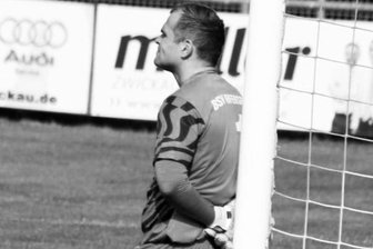 Irfersgrüner Trainer richtet emotionale Worte an verstorbenen Torhüter - Vor dem Derby SC Syrau gegen BSV Irfersgrün wird es eine Schweigeminute für den verstorbenen Daniel Bergert geben. BSV-Coach Denny Bleich sagt, es sei auch sonst „einiges in Bewegung, um seiner Familie zu helfen.“
