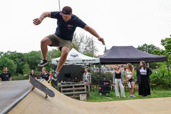 „Irgendwann ging es nicht mehr“: Wie die legendäre Skater-Anlage in Glauchau wieder flott gemacht wurde - Samuel Wiederänders zeigt ein paar Kunststücke auf der neuen Skater-Anlage.