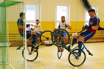 Irgendwas ist immer: Die Tipps der Sportredaktion für das Wochenende im Erzgebirge - Die Niederlautersteiner Radballer Lucas Neubert (links) und Tobias Buschbeck bestreiten am Samstag zuhause den 3. Spieltag in der 2. Bundesliga Nord.