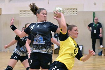 Irgendwas ist immer: Die Tipps der Sportredaktion für das Wochenende im Erzgebirge - Die Schneeberger Handballerinnen um Denise Meyer (r.) haben eine schwere Aufgabe zu lösen.