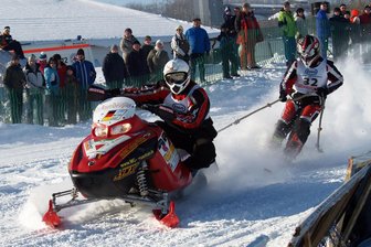 Irgendwas ist immer: Die Tipps der Sportredaktion für das Wochenende im Erzgebirge - Spektakulär und selten: Ein Ski-Kjöring mit Motorschlitten – im Bild der Grünhainer Jens Ullmann und sein skifahrender Hänger Roberto Musch – steigt am Sonntag in Sayda.